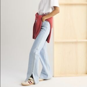 Abercrombie & Fitch 90s Straight High Rise Split-Vent Hem Size 28S / 6S